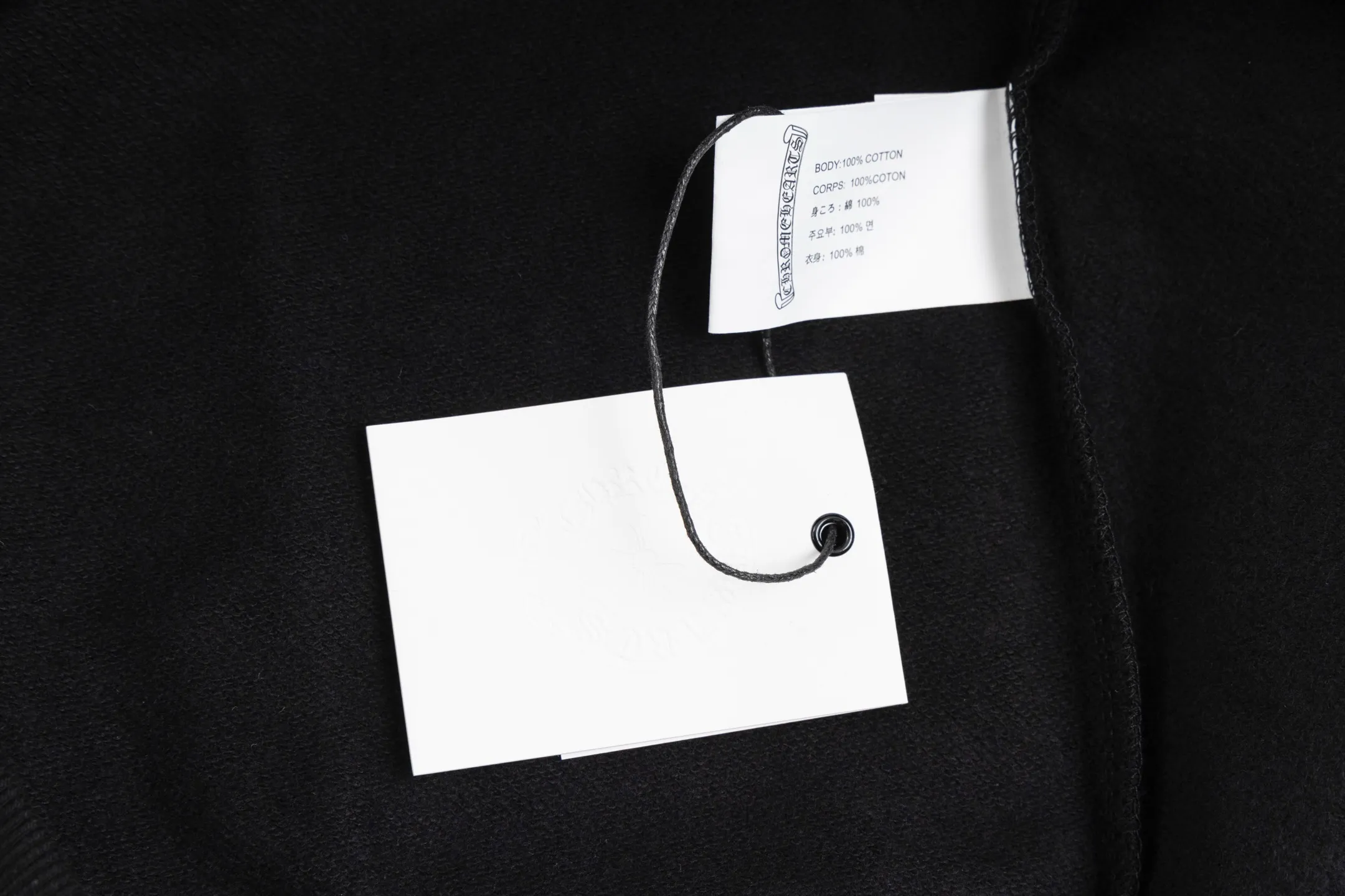 🅿️520 [Exclusive supply] CH Crow Heart Horseshoe Unicorn Arm Hooded Jacket (Black) The original version was purchased and developed for 15,999. The fabric is made of 420g double-ply double yarn pure cotton terry fabric. The texture is thick and soft, comfortable and stylish to wear. The fabric has been specially treated to have good breathability and warmth, making it suitable for all seasons. The jacket adopts the imported machine white ink direct injection process, showing exquisite printing in multiple parts, including the iconic horseshoes, unicorn arms and Sanskrit patterns, and the details are processed to perfection. The whole product is produced on the assembly line of a large factory, with exquisite workmanship and fine and neat stitching. The version is designed in a loose oversize style and can be worn by both men and women, making it an ideal choice for couples. The zipper closure makes it easy to put on and take off, and the hooded style adds a casual feel. This jacket has been strictly controlled from fabric selection to production process, making it extremely valuable for both daily wear and collection. Size:S-M-L